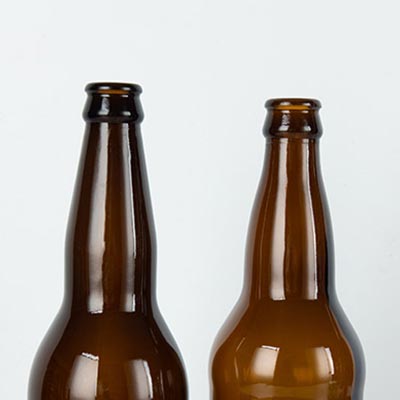 jantárové sklenené pivové fľaše