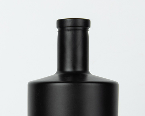brennevinsflaske i sort glass