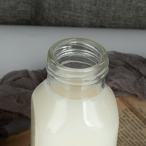 botella de leite baleira clara