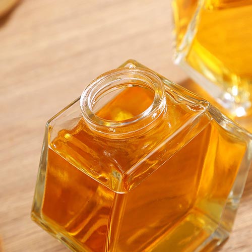 прозрачен стъклен буркан с мед