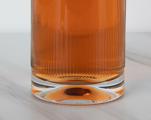 átlátszó üveg italos palack