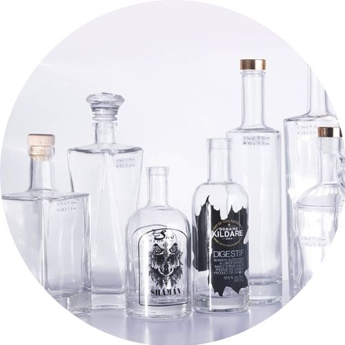 botella de whisky de vidro transparente