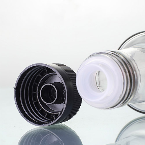 botella de vidrio de aceite transparente