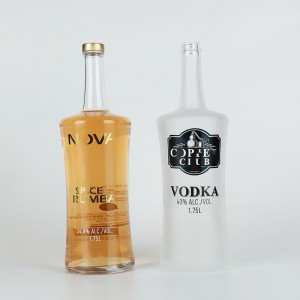 sklenená fľaša na alkohol