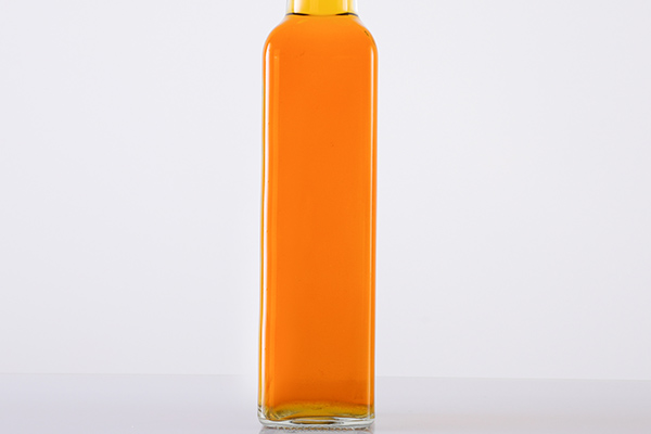 стъклена бутилка с масло