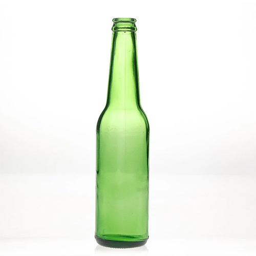 зеленая стеклянная бутылка пива
