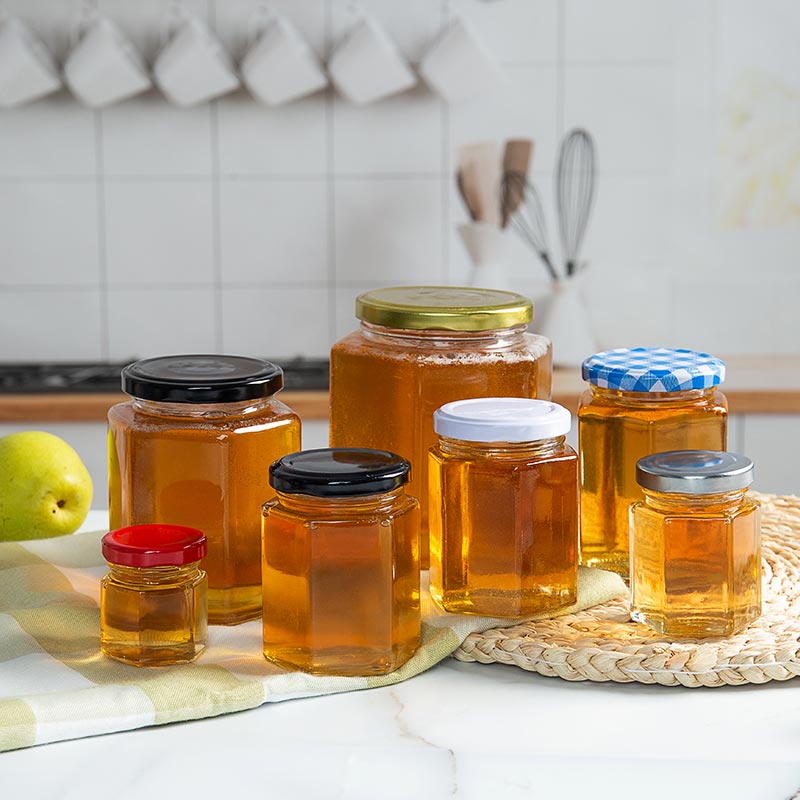 šesťhranná sklenená nádoba na med