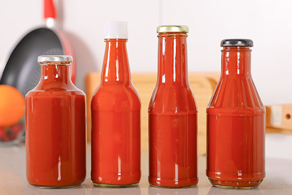 garrafas de vidro de ketchup