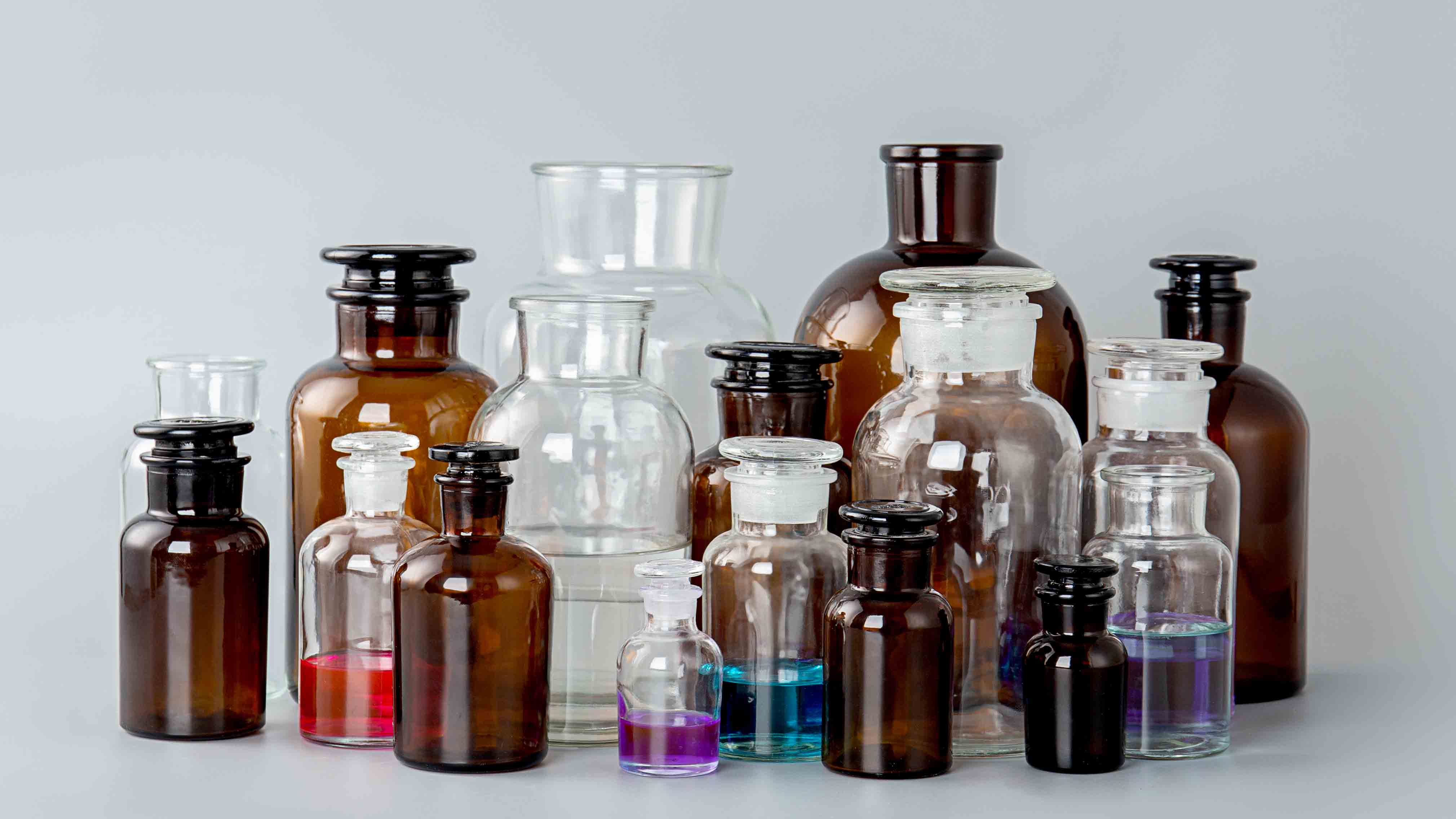 botellas de reactivos de vidro por xunto